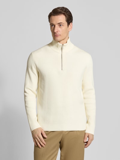 Männermodel trägt Strickpullover mit Stehkragen und Reißverschluss von Lindbergh, Baumwoll-Mix, Regular-Fit, Ripp-Optik, creamfarben, Ganzkörperansicht von vorne.