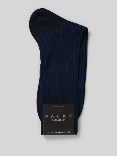 Productfoto, Sokken uit pure katoen model 'Shadow' van Falke, donkerblauw, fijn ribpatroon, tweekleurige structuur, verstevigde zones, verlengde comfortboord.