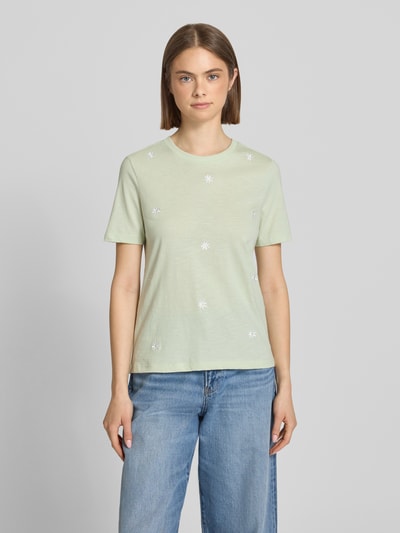 Vrouwenmodel draagt Regular Fit T-Shirt uit pure biologische katoen model 'KETTY' van Only, melange look, motief-stiksel, ronde hals, korte mouw, vooraanzicht halve lichaamsopname.