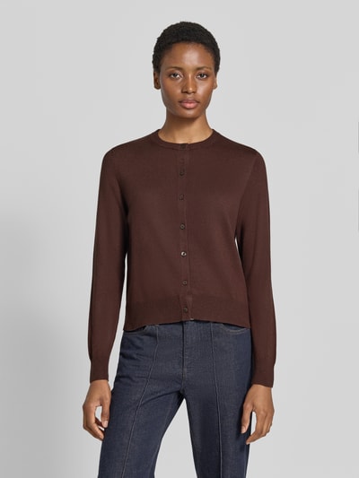 Frauenmodel trägt Regular Fit Strickjacke aus Viskose-Mix von s.Oliver RED LABEL in Dunkelbraun, glatte Textur, Ganzkörperansicht von vorne. Damen Strickjacke von s.Oliver RED LABEL.