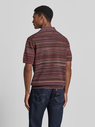 Männermodel trägt Regular Fit Poloshirt in Strick-Optik von JAKE*S STUDIO MEN, rotbraune Streifen, reine Baumwolle, Ganzkörperansicht Rückansicht.