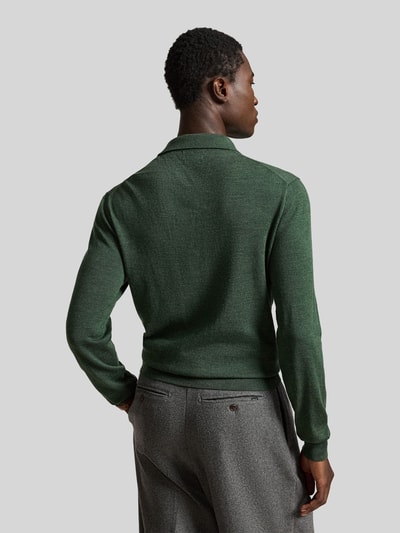 Männermodel trägt Regular Fit Pullover aus reiner Wolle von Polo Ralph Lauren in Dunkelgrün, glatte Struktur, Ganzkörperansicht Rückansicht. Herren Pullover von Polo Ralph Lauren