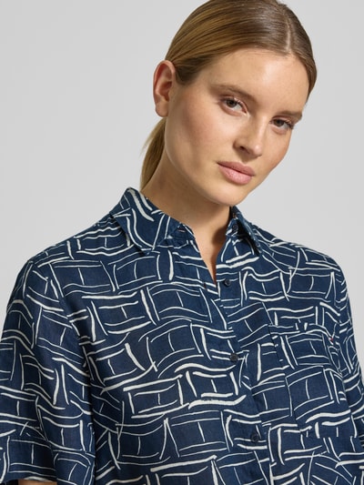 Frauenmodel trägt Loose Fit Leinenbluse mit Brusttasche von Tommy Hilfiger, Optik:Allover-Muster, Kurzarm, reines Leinen, Nahaufnahme Oberkörper.