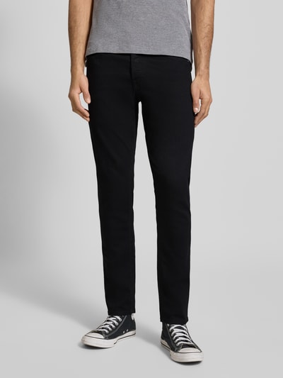 Männermodel trägt Stoffhose mit Gesäßtaschen Modell 'GLENN' von JACK & JONES aus Baumwoll-Mix mit Stretch-Anteil, gerader Schnitt, schwarze Farbe, französische Eingrifftaschen, Knopf- und Reißverschluss, Ganzkörperansicht von vorne.