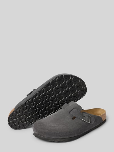Produktfoto, Clogs aus Leder mit Dornschließe Modell 'Boston' von Birkenstock in Grau, abgerundete Spitze, Schlupfform, 3 cm Absatzhöhe, strukturierte Sohle