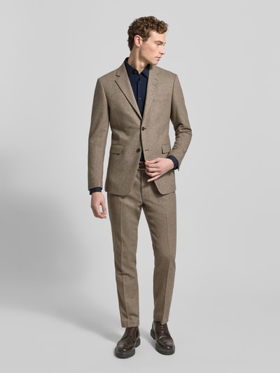 Männermodel trägt Slim Fit Businesshemd mit Stretch-Anteil von BOSS in Dunkelblau, Materialmischung, Kentkragen, Ganzkörperansicht von vorne.