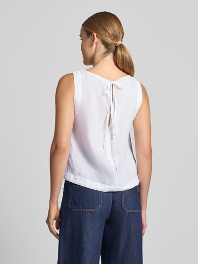 Frauenmodel trägt Regular Fit Blusentop aus reinem Leinen von Marc O'Polo, Optik: Unifarben, Passform: Regular-Fit, Binde-Details, Rundhals-Ausschnitt, Ärmelform: Ohne, Material: Leinen, Ganzkörperansicht Rückansicht.