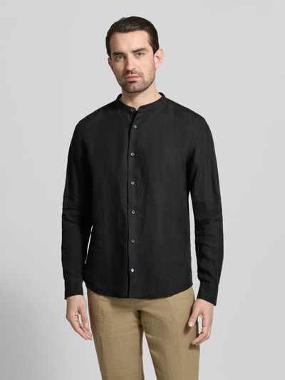 Männermodel trägt Slim Fit Leinenhemd aus reinen Leinen mit Stehkragen von OLYMP Level Five in Schwarz, durchgehende Knopfleiste, lange Ärmel, Ganzkörperansicht von vorne.