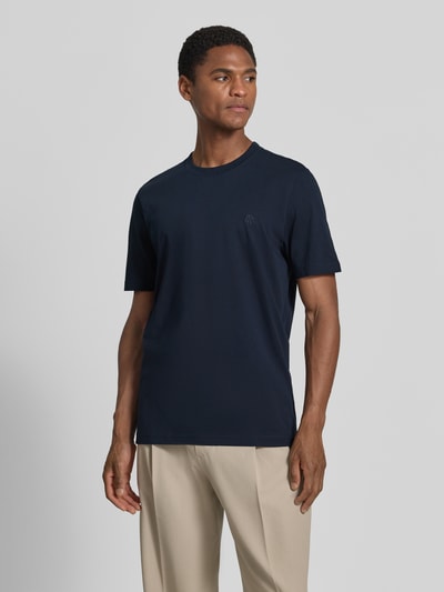 Mężczyznamodel nosi Regular Fit T-Shirt mit Logo-Stitching von MCNEAL z bawełny, okrągły dekolt, długość tyłu 70 cm, całkowity widok z przodu.