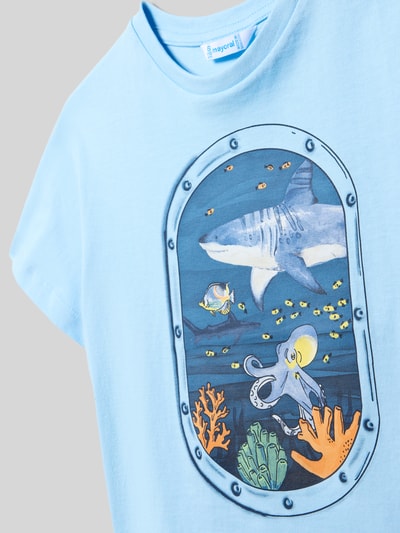 Mädchen trägt T-Shirt mit Rundhalsausschnitt von Mayoral in Hellblau, reine Baumwolle, gerader Schnitt, kurzärmelig, Nahaufnahme Oberkörper.