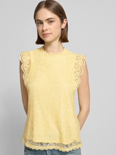 Frauenmodell trägt Shaped Fit Blusentop mit Spitzenbesatz Modell 'OLLINE' von Pieces, Optik: Unifarben, Muster: Floral, Ganzkörperansicht von vorne.