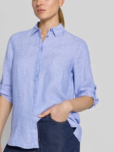 Frauenmodel trägt Relaxed Fit Leinenbluse mit 3/4-Arm Modell 'Clay' von TONI in Hellblau mit Hemdblusenkragen, Nahaufnahme Oberkörper.