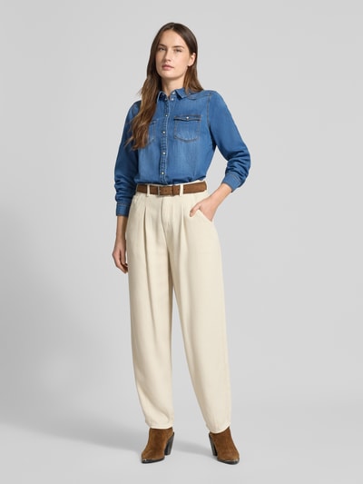 Frauenmodel trägt Regular Fit Jeanshemd aus reiner Baumwolle Modell 'MARIA' von Vero Moda in Blau, Ganzkörperansicht von vorne.