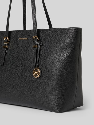 Produktfoto, czarna torebka z fakturowanej skóry, złoty detal z logo, model 'Qiunn', MICHAEL Michael Kors, główna przegroda z zamkiem błyskawicznym, smukłe paski na ramię, detal z logo, szerokość w rozmiarze 1: 45 cm, długość w rozmiarze 1: 28 cm, głębokość w rozmiarze 1: 15 cm, długość paska na ramię w rozmiarze 1: 69 cm