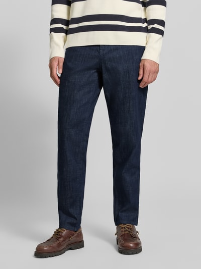 Männermodel trägt Relaxed Fit Jeans aus Baumwoll-Mix Modell 'Tan' von Strellson in Dunkelblau, strukturierte Oberfläche, Nahaufnahme Unterkörper, Herren Relaxed Fit Jeans von Strellson.