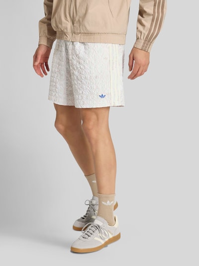adidas Originals Szorty dresowe o kroju regular fit z aplikacją z logo Złamany biały 3