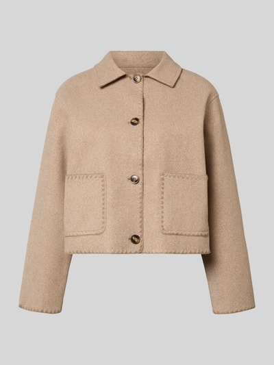 Produktfoto, beige Jacke mit aufgesetzten Taschen, Umlegekragen und Knopfleiste, Modell 'Ba44har' von ZABAIONE, strukturierte Textur