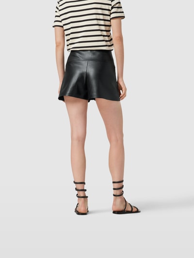 Norma Kamali Shorts in Leder-Optik Black 5