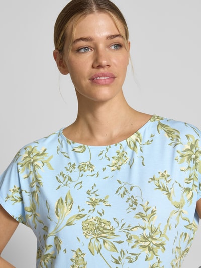 Frauenmodel trägt Relaxed Fit T-Shirt aus weichem Viskose-Mix von s.Oliver RED LABEL, Florales-Allover-Muster, U-Boot-Ausschnitt, Kurzarm, Optik:Allover-Muster, Viskose-Mix, Nahaufnahme Oberkörper.