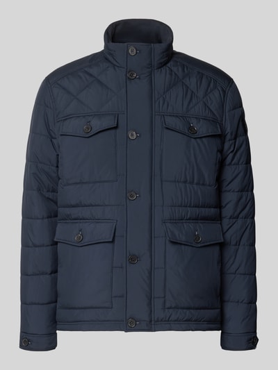 Produktfoto, dunkelblaue Regular Fit Steppjacke mit Label-Patch von Brax, rechteckige Steppnähte, glatte Textur, Herren Steppjacke