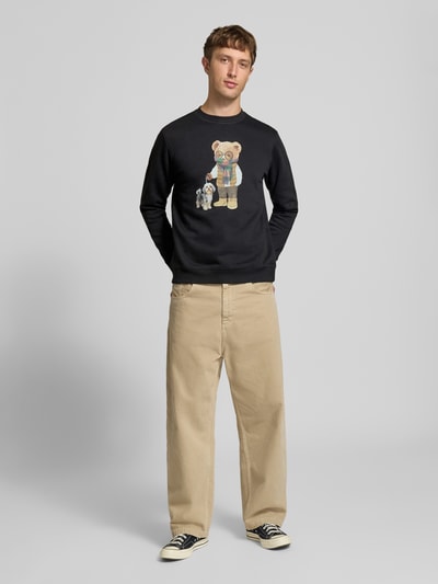 Mannelijk model draagt zwart sweatshirt met motiefprint, katoenmix, regular fit, ronde hals, van CHILL PILL, volledige vooraanzicht.