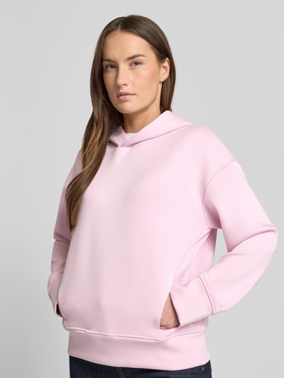 Vrouwenmodel draagt Regular Fit Hoodie uit viscose-mix met steekzakken van Fynch-Hatton in lichtroze, elastische boorden, Ganzkörperaanzicht van voren.