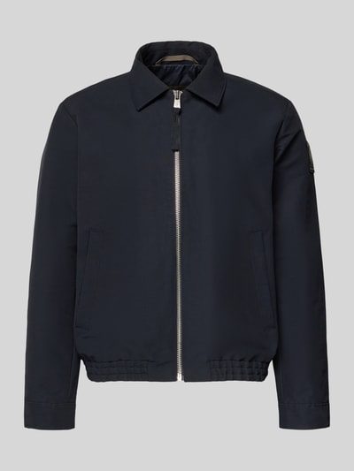 Produktfoto, Regular Fit Blouson mit Label Patch - Marc O'Polo × DFB Travel Collection von Marc O'Polo, Optik: Unifarben, Reißverschluss, Umlegekragen, Langarm, Manschette, seitliche Eingrifftaschen, Innentaschen, Material: Baumwoll-Mix
