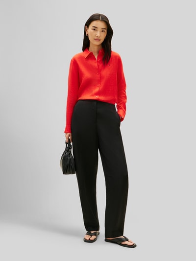 Frauenmodel trägt Relaxed Fit Langarmbluse aus reinem Leinen von Tommy Hilfiger in Optik: Unifarben, Materialverarbeitung: Flammgarn, Ganzkörperansicht von vorne.