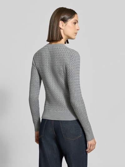 Frauenmodel trägt Regular Fit Pullover aus reiner Baumwolle von Tommy Hilfiger in Grau mit strukturierter Oberfläche, Ganzkörperansicht Rückansicht, Damen Pullover von Tommy Hilfiger.