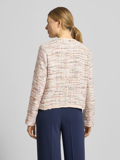 Kobiece modelka nosi żakiet 'Blazer in Bouclé-Optik' od WHITE LABEL, jasne kolory, imitacja bouclé, luźny krój, długość tyłu 47 cm, szerokość w rozmiarze 36: 46 cm, długość rękawów 63 cm, listwa guzikowa na całej długości, okrągły dekolt, pełny widok pleców.