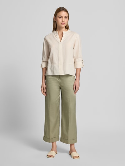 Modelka nosi zielone Wide Leg Pants mit Bindegürtel Modell 'Meeri bloom' od OPUS, Lyocell-mix z bawełną, luźny krój, przód z guzikiem i zamkiem, francuskie kieszenie, szerokość w rozmiarze 36: 40 cm, długość nogawki 68 cm, gładka struktura, pełny widok z przodu.