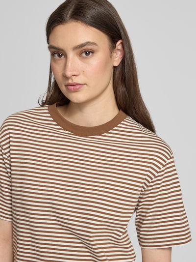 Kobiece model nosi Regular Fit T-Shirt aus reiner Baumwolle od Marc O'Polo Denim, efekt: wzór w paski, okrągły dekolt, z krótkim rękawem, z bawełny, z przodu, zbliżenie na górną część ciała.