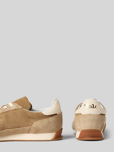 Produktfoto, Low Top Sneaker aus echtem Veloursleder Modell 'HESTER' von Polo Ralph Lauren in Beige, strukturierte Sohle, Logo-Print, unifarbene Optik, abgerundete Schuhspitze, flacher Absatz, Kontrast-Details, Applikationen, Damen Sneaker.