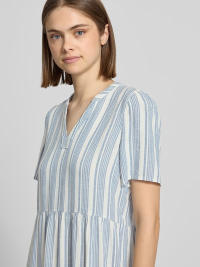 Frauenmodel trägt A-Linie Freizeitkleid aus Viskose-Leinen-Mix Modell 'TIRI-GOA' von Only, unifarben, V-Ausschnitt, Nahaufnahme Oberkörper