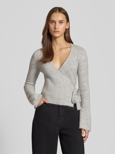 Gina Tricot Strickcardigan in Wickel-Optik Hellgrau Melange 4