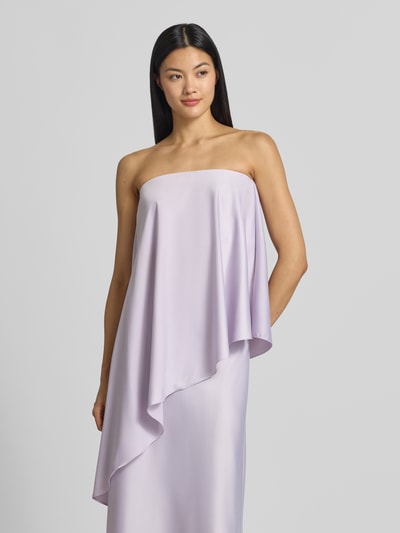 Frauenmodel trägt 2-in-1-Top in asymmetrischer Form Modell 'PELLA 2 IN 1' von YAS in Flieder, fließender Stoff, Material-Mix, Nahaufnahme Oberkörper