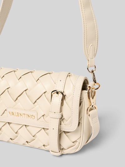 Produktfoto, cremefarbene Handtasche mit Label-Detail und Umschlag Modell 'ENNIS' von VALENTINO BAGS, grob geflochtene Struktur, goldfarbener Karabinerverschluss, Reißverschlussfach innen, Maße 25 cm Breite, 16 cm Länge, 9 cm Tiefe, Schultergurt 122 cm.