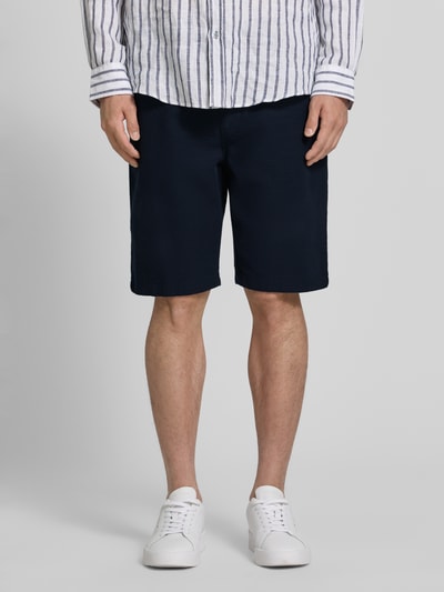 Mężczyzna nosi Shorts aus Baumwolle mit elastischem Bund von JAKE*S STUDIO MEN, czarny kolor, krój regular fit, czysta bawełna, tunelowy ściągacz, szerokość w rozmiarze M: 47 cm, długość wewnętrzna nogawki w rozmiarze M: 26 cm, widok całej sylwetki z przodu.