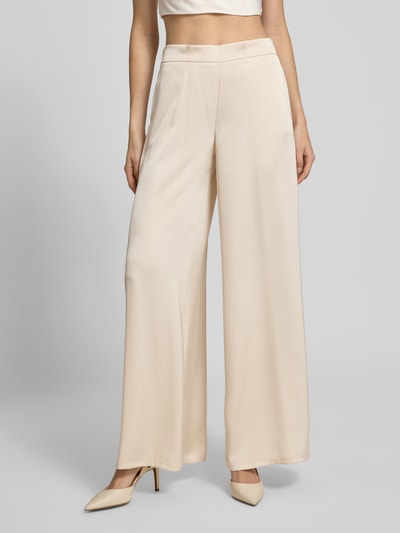 Modelka nosi Stoffhose mit elastischem Bund od V by Vera Mont, satyna, krój relaxed fit, szeroka nogawka, Szerokość w rozmiarze 36: 28 cm, długość nogawki od wewnątrz: 79 cm, jasny beż, gładka tekstura, zbliżenie na dolną część ciała, widok z przodu