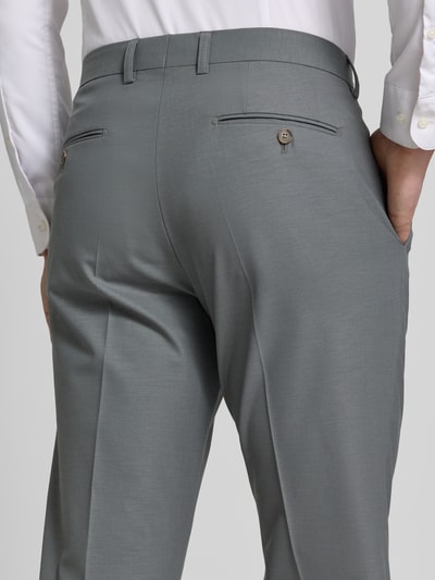 Männermodel trägt Anzughose mit Bügelfalten Modell 'Totti' von CINQUE in grijs, slim fit, glad materiaal, detailopname rug, schurwoll-mix.