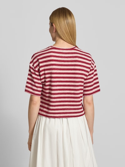 Frauenmodel trägt Damen T-Shirt mit Strukturmuster und Oversized-Fit, Modell 'Cessalia' von MSCH Copenhagen, Rundhalsausschnitt, Rückenlänge bei Größe XS/S 53 cm, rot-weiß gestreift, Ganzkörperansicht Rückansicht.