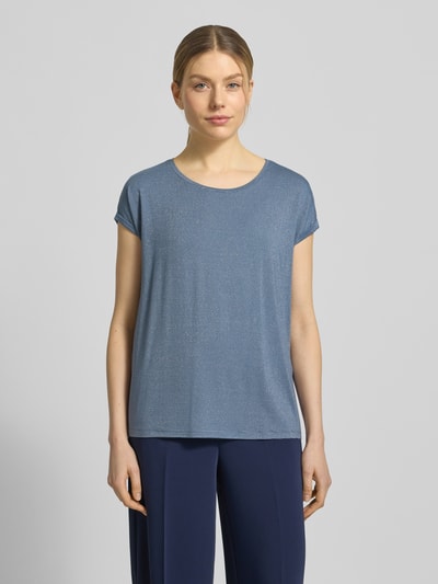 Frauenmodel trägt Relaxed Fit T-Shirt aus Viskose-Mix Modell 'LAVA' von Vero Moda mit Allover-Muster, gestreift, rundhals, kurzarm, Effektgarn; Ganzkörperansicht von vorne.