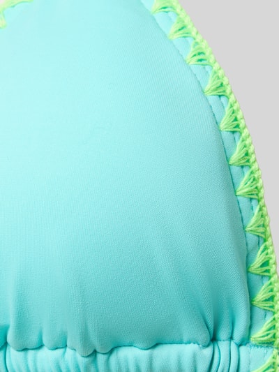 Produktfoto, Bikini mit Stitchings und Schnürung von Banana Moon, türkis mit gelben Nähten, strukturierter Material-Mix, Detailaufnahme.