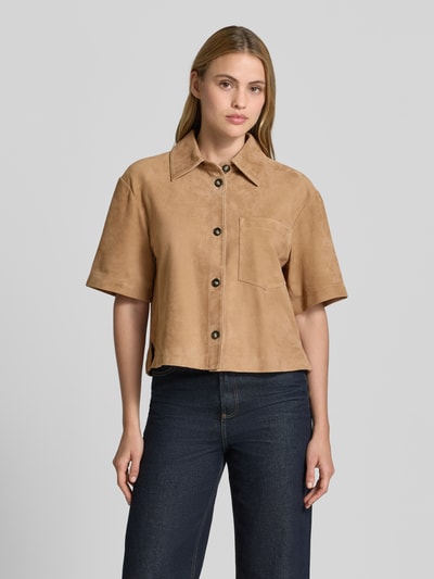 Frauenmodel trägt Kurzarmhemd aus Ziegenvelours von Marc O'Polo in Velourlederoptik, Regular Fit und Cropped-Länge, Ganzkörperansicht von vorne.