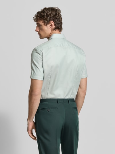 Männermodel trägt Slim Fit Business-Hemd aus Baumwolle mit Kentkragen von Jake*s in Hellgrün, glatte Textur, Ganzkörperansicht Rückansicht. Reine Baumwolle, Knopfleiste, Rückenlänge 78 cm, Schulterbreite 47 cm, Ärmellänge 24 cm.