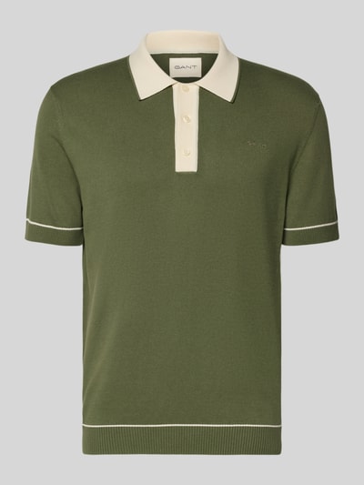Produktfoto, Slim Fit Poloshirt mit Logo-Stitching von Gant z bawełny z modalem, krój slim fit, zielony z kremowym kołnierzykiem, tekstura miękka