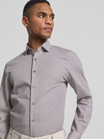 Mężczyzna nosi Slim Fit Freizeithemd mit Kentkragen od OLYMP Level Five, bawełniano-elastyczny materiał, krój slim fit, długi rękaw, sportowe mankiety, przód, zbliżenie na górną część ciała.
