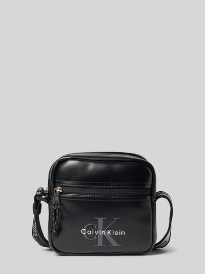 Produktfoto, schwarze Herren Umhängetasche mit Logo-Prägung aus glattem Material, CK Calvin Klein, neutraler Hintergrund