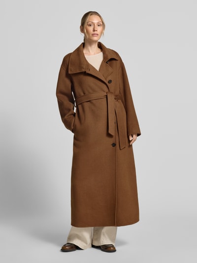 Frauenmodel trägt Mantel aus Woll-Mix mit Stehkragen Modell 'PANAME' von OAKWOOD in Braun, taillierte Passform, Ganzkörperansicht von vorne.
