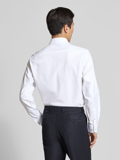 Männermodel trägt Regular Fit Business-Hemd mit Kentkragen von ETERNA, Reine Baumwolle, weiß, Langärmelig, Rückenlänge 79 cm, Ganzkörperansicht Rückansicht